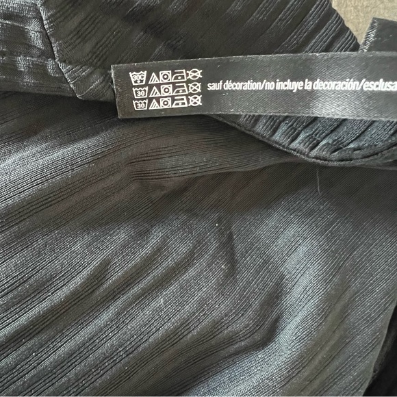 Super stretchy VS black silky ribbed button short sleeve crop top - Picture 5 of 9